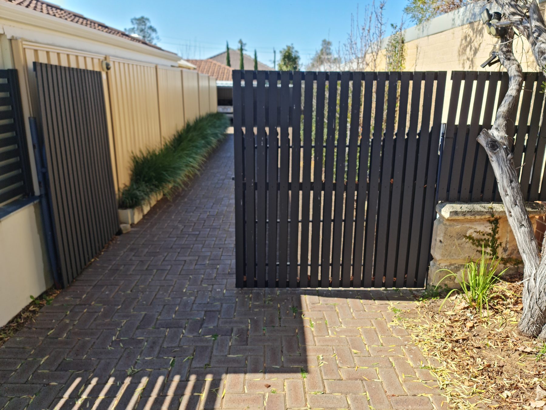 Charcoal aluminium slatted side gate on a Perth property
