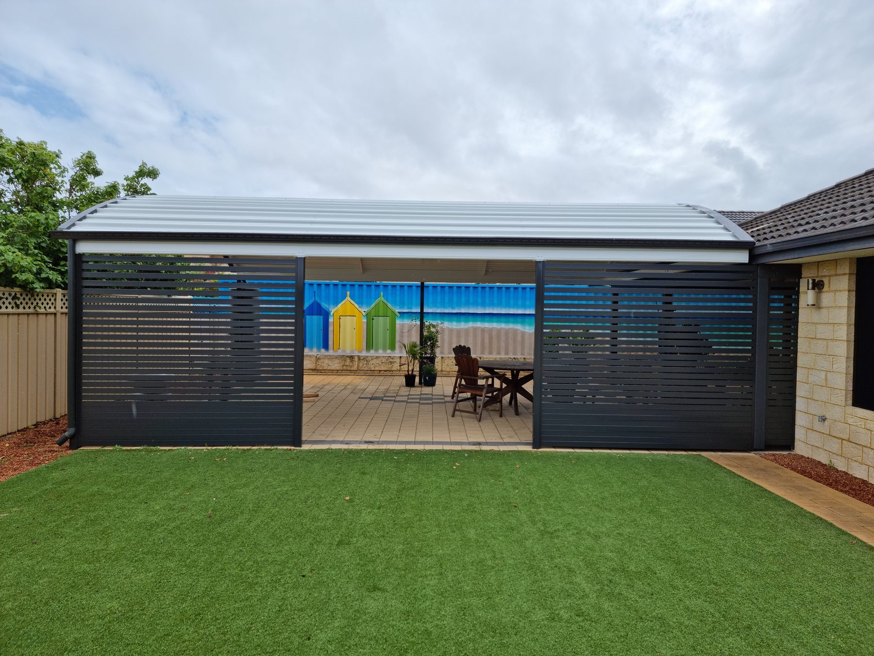 Aluminium slat landscape screen integrated with lawn and garden, Perth